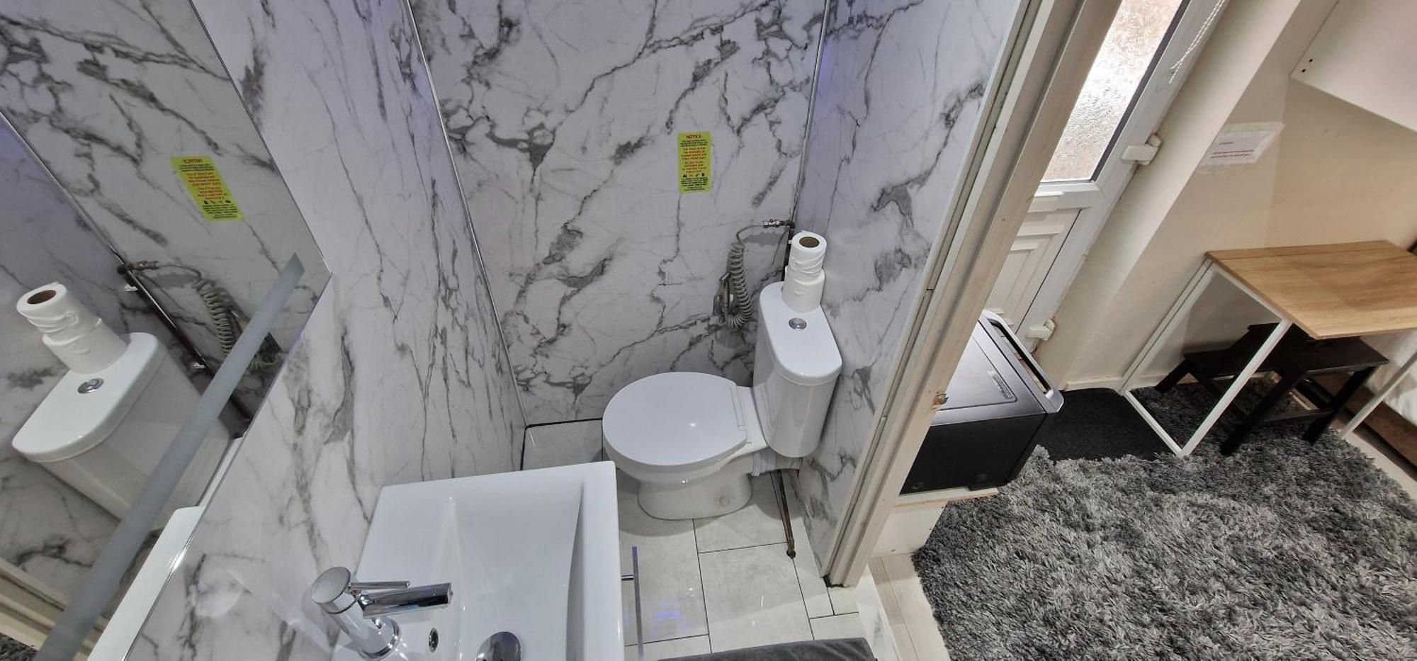 Oleon Apartments - Колчестър Екстериор снимка